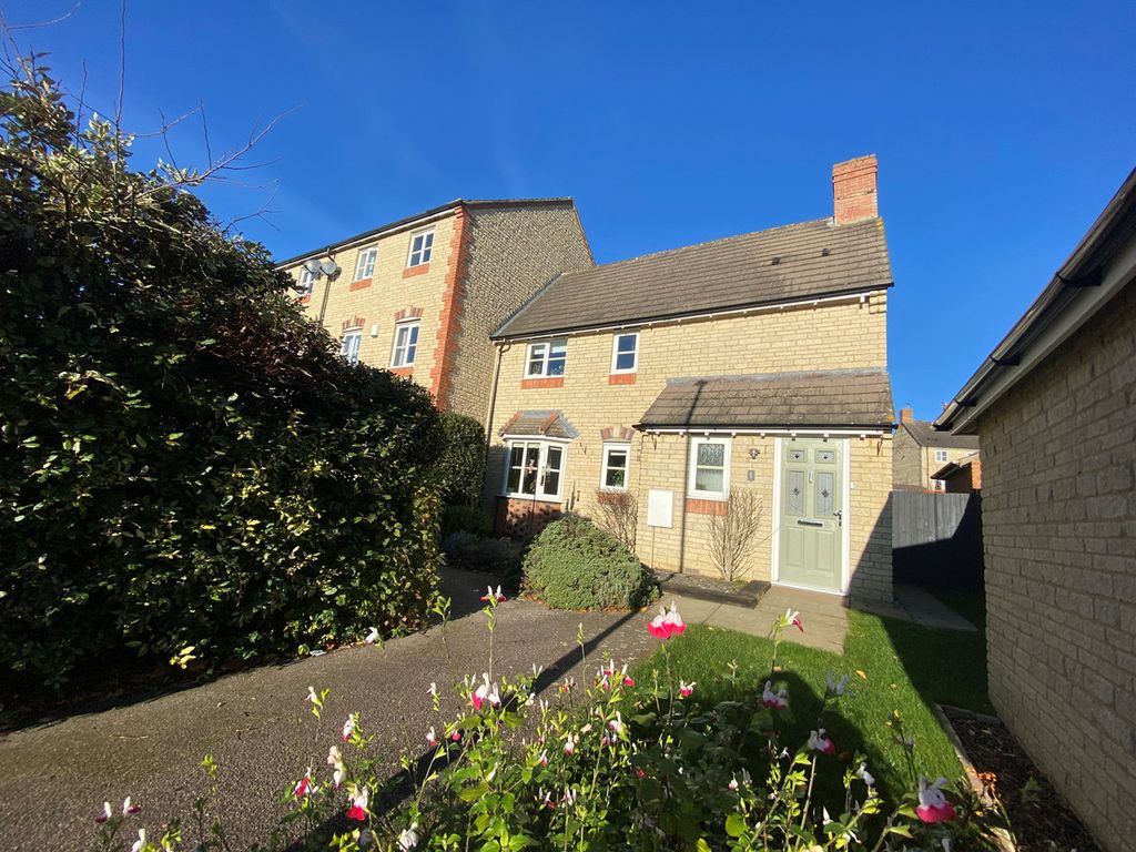 3 bed end terrace house for sale in Sanderling Close, Bicester OX26, £