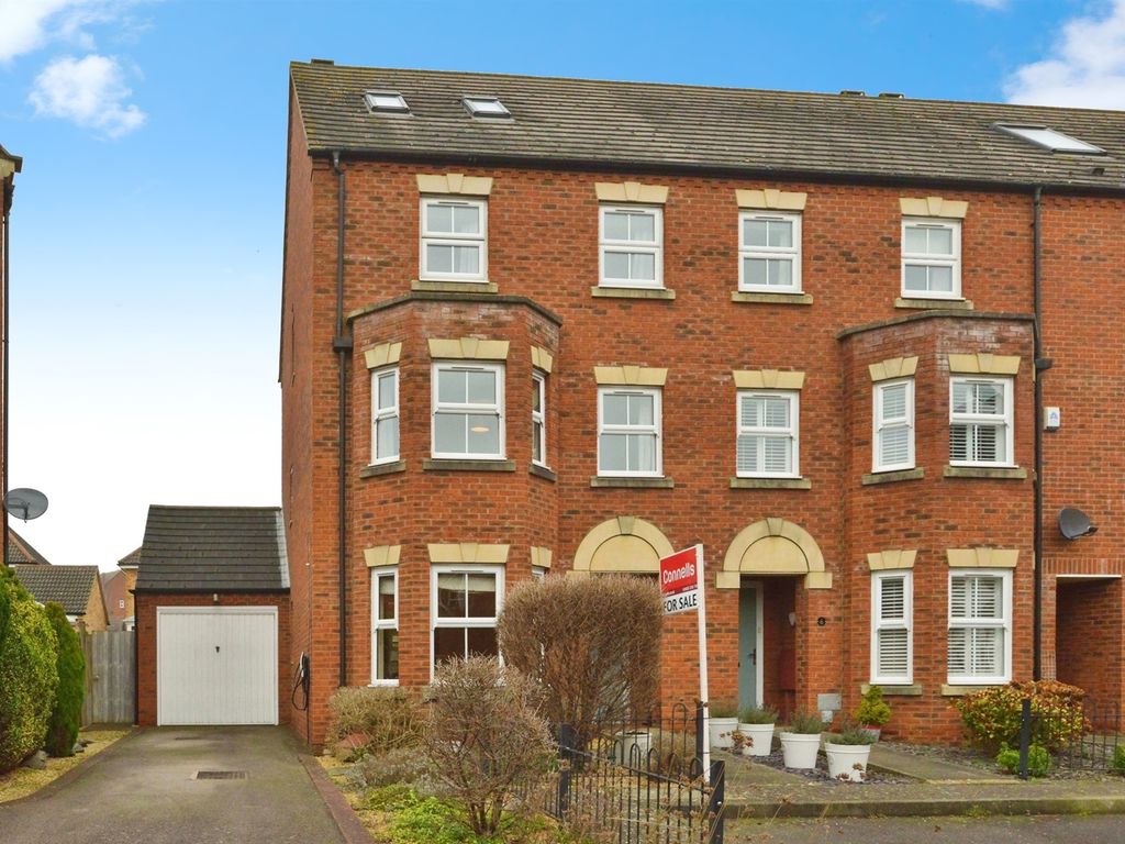 5 bed town house for sale in Pendennis Court, Tattenhoe, Milton Keynes