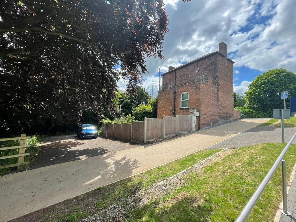 1 bed parking for sale in Henwick Road, Worcester, Worcestershire WR2