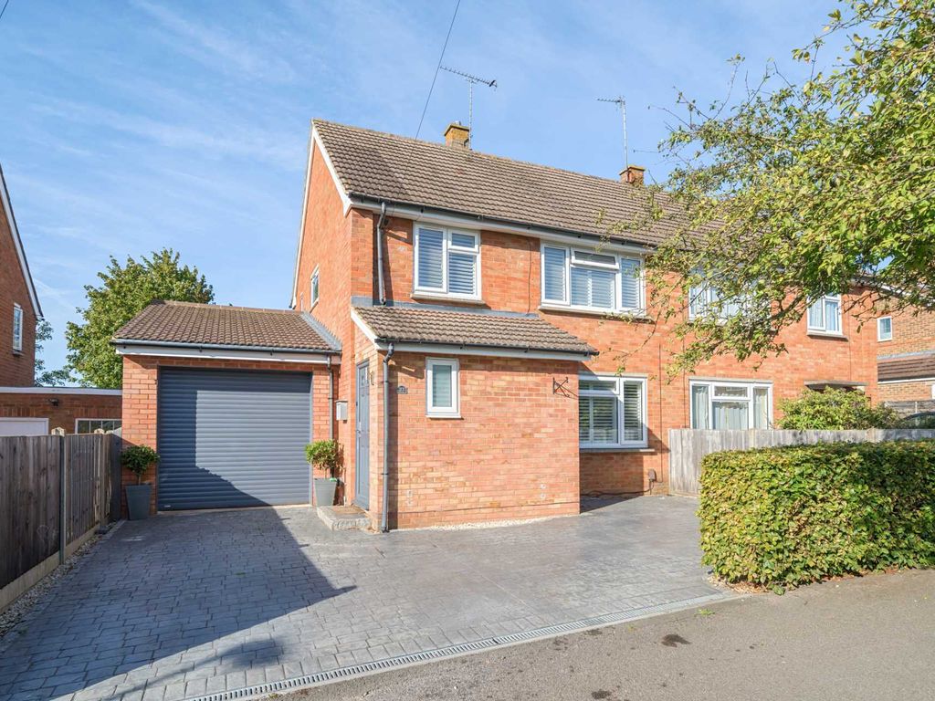 4 bed semidetached house for sale in Hughes Road, Wokingham RG40, £