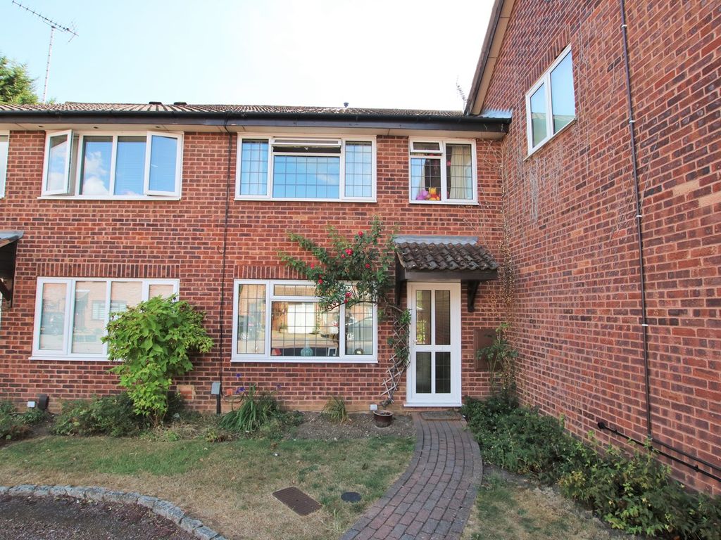 3 bed terraced house to rent in Dieppe Close, Wokingham RG41, £1,600