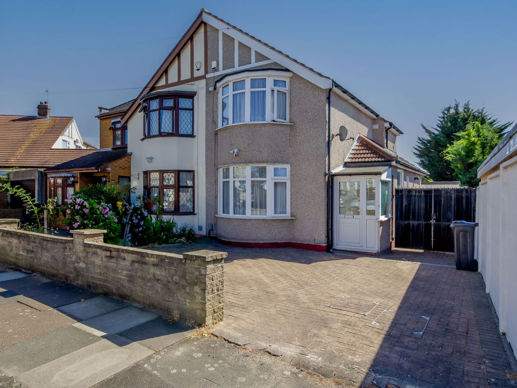 2 bed semidetached house for sale in Berkeley Avenue, Clayhall, Ilford IG5 Zoopla