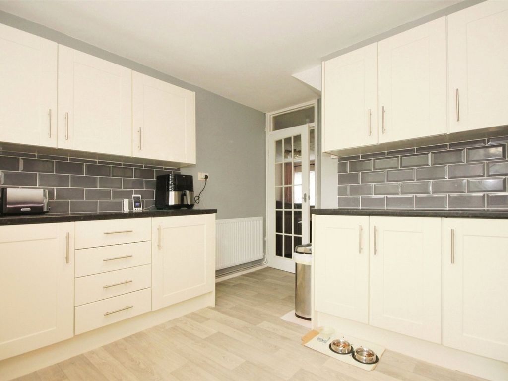 4 bed semidetached house for sale in Hyde Way, Wickford, Essex SS12, £