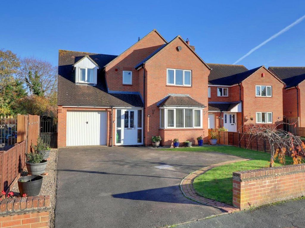 4 bed detached house for sale in Sussex Gardens, Hucclecote, Gloucester