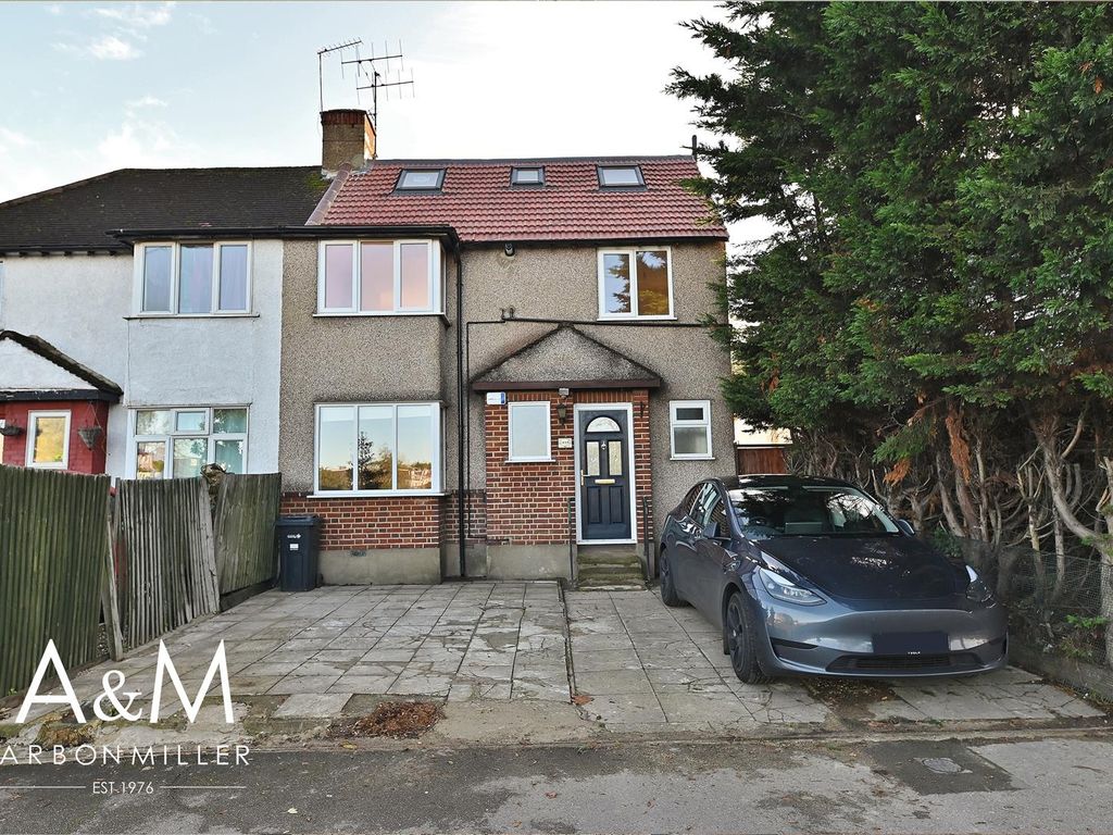 5 bed semidetached house to rent in Chigwell Road, Woodford Green IG8