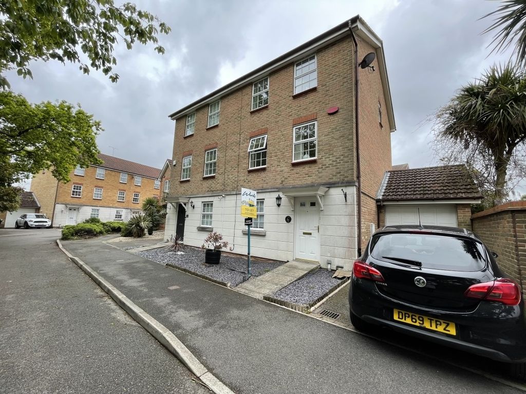 Room to rent in Hillbrow Lane, Ashford TN23, £525 pcm Zoopla
