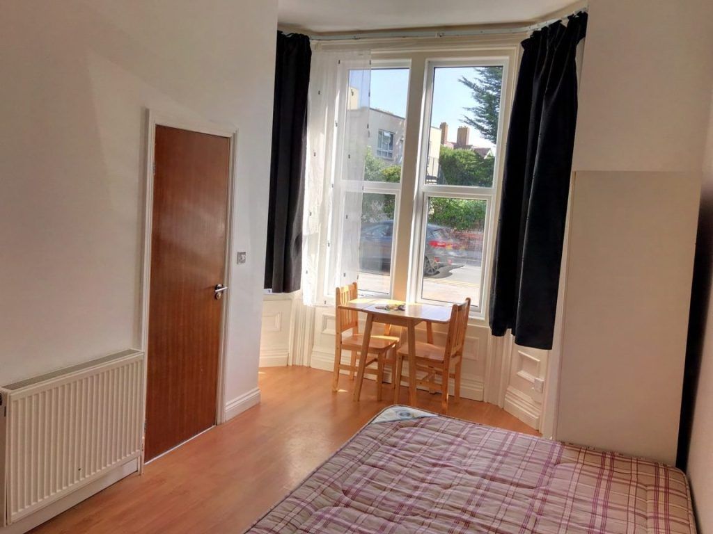 Studio to rent in Spa Road, Bournemouth BH5, £750