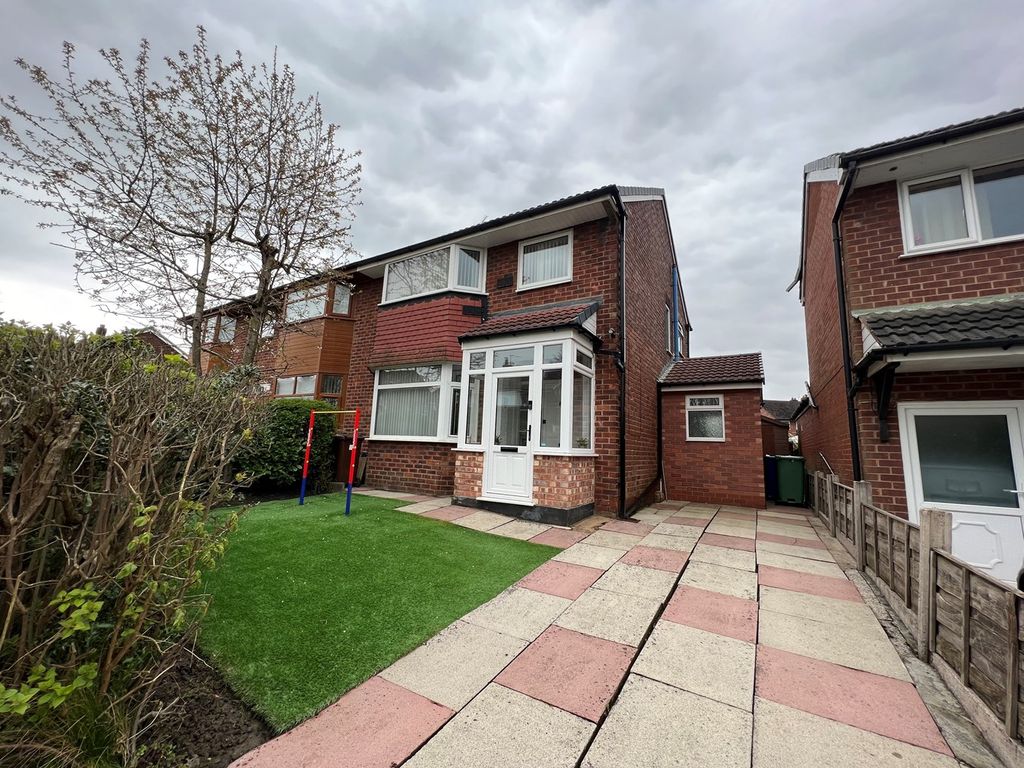 3 bed semidetached house for sale in Warwick Avenue, Whitefield