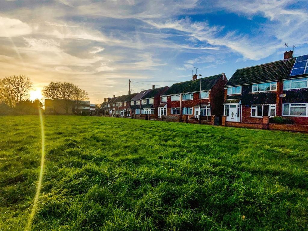 3 bed semidetached house for sale in Colina Close, Weeford Estate