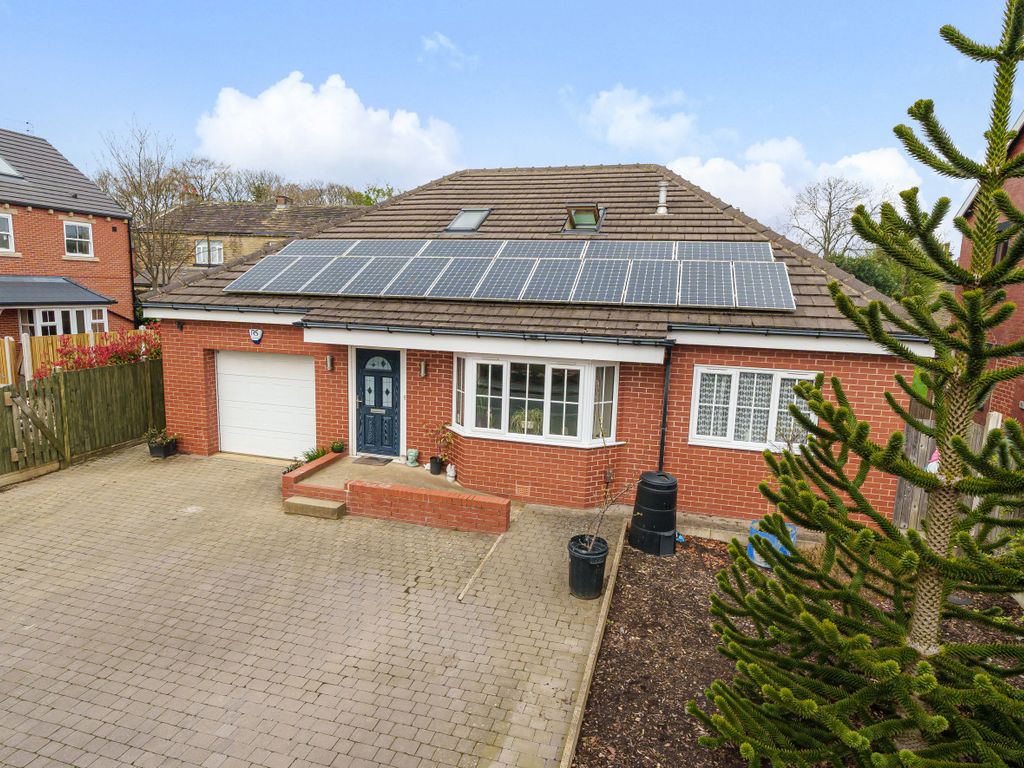 4 bed bungalow for sale in Moor Grove, Pudsey, West Yorkshire LS28 Zoopla