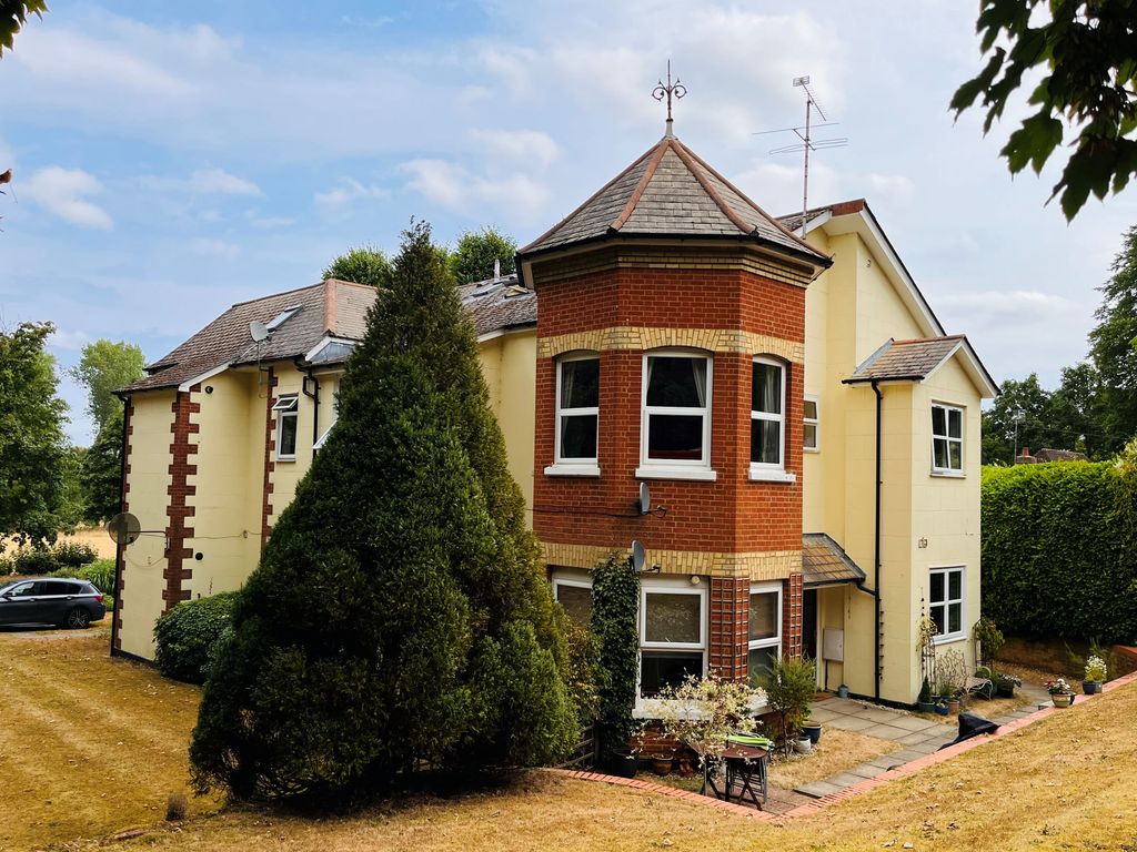 1 bed flat to rent in Guildford Road, Runfold, Farnham GU10 Zoopla