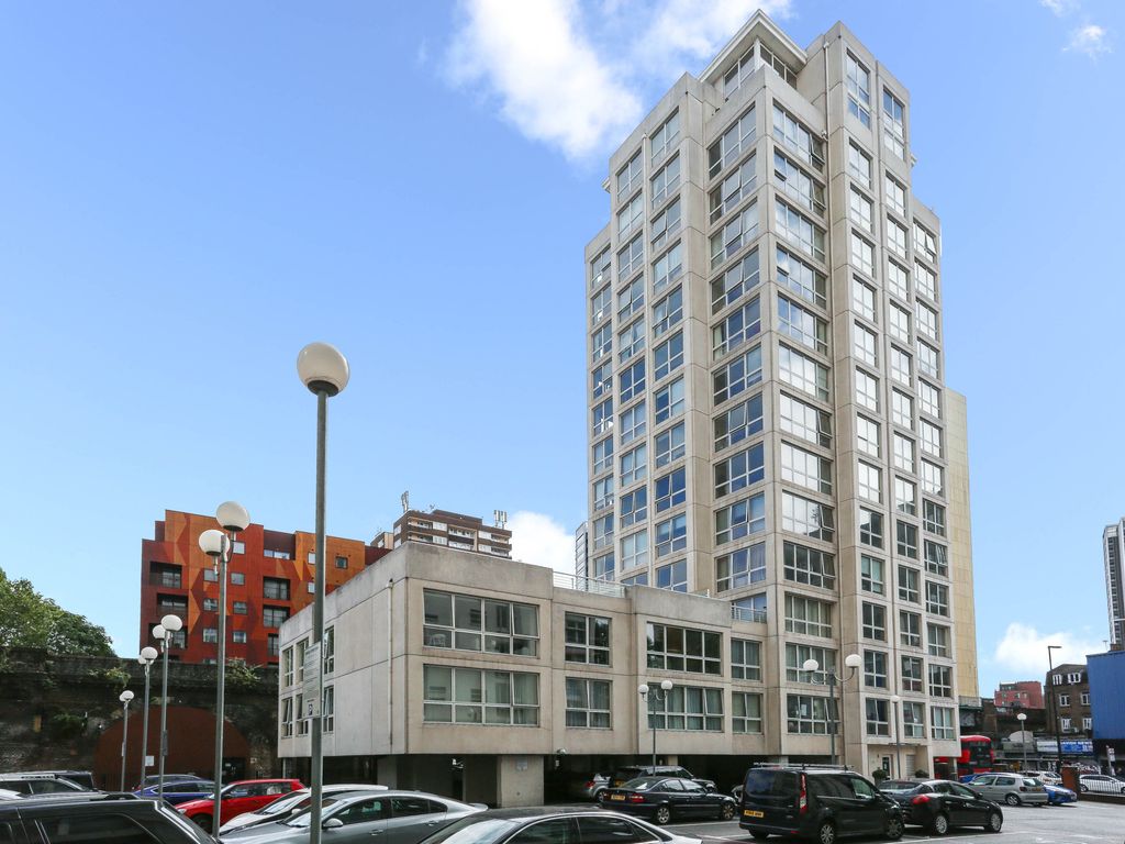 2 bed flat to rent in Metro Central Heights, 119 Newington Causeway