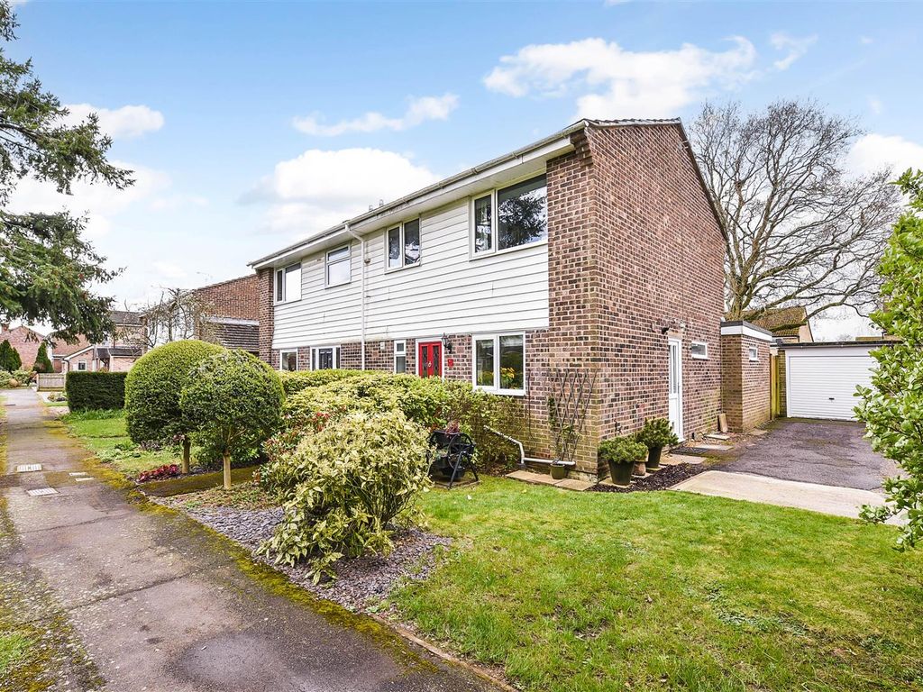 3 bed semidetached house for sale in Sycamore Close, Whitenap, Romsey