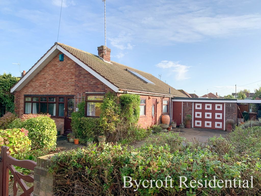 3 bed detached bungalow for sale in Lynn Grove, Gorleston, Great