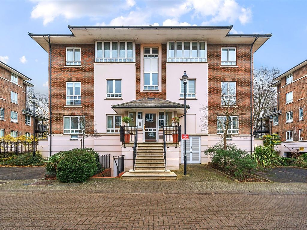 3 bed flat to rent in May Bate Avenue, Kingston Upon Thames KT2, £2,750