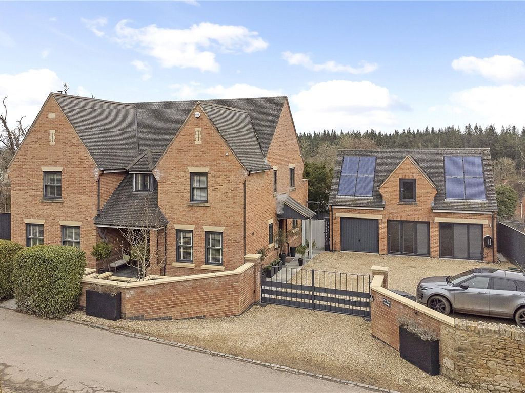 6 bed detached house for sale in Cliffords Mesne, Newent