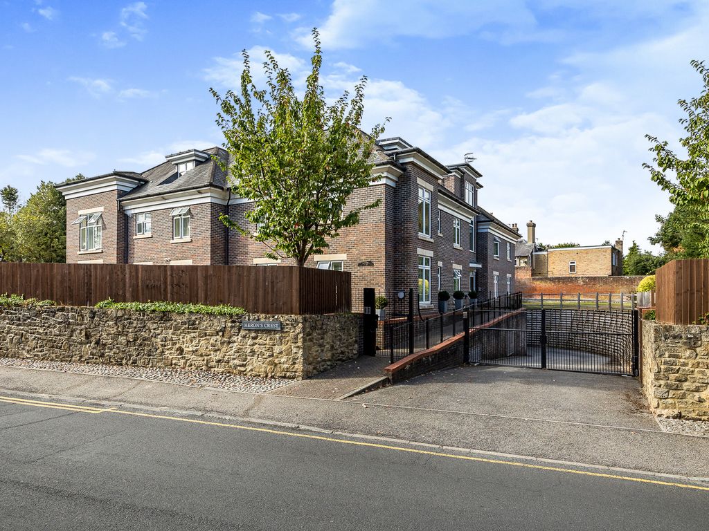 Herons Crest, Cross Lanes, Guildford GU1  