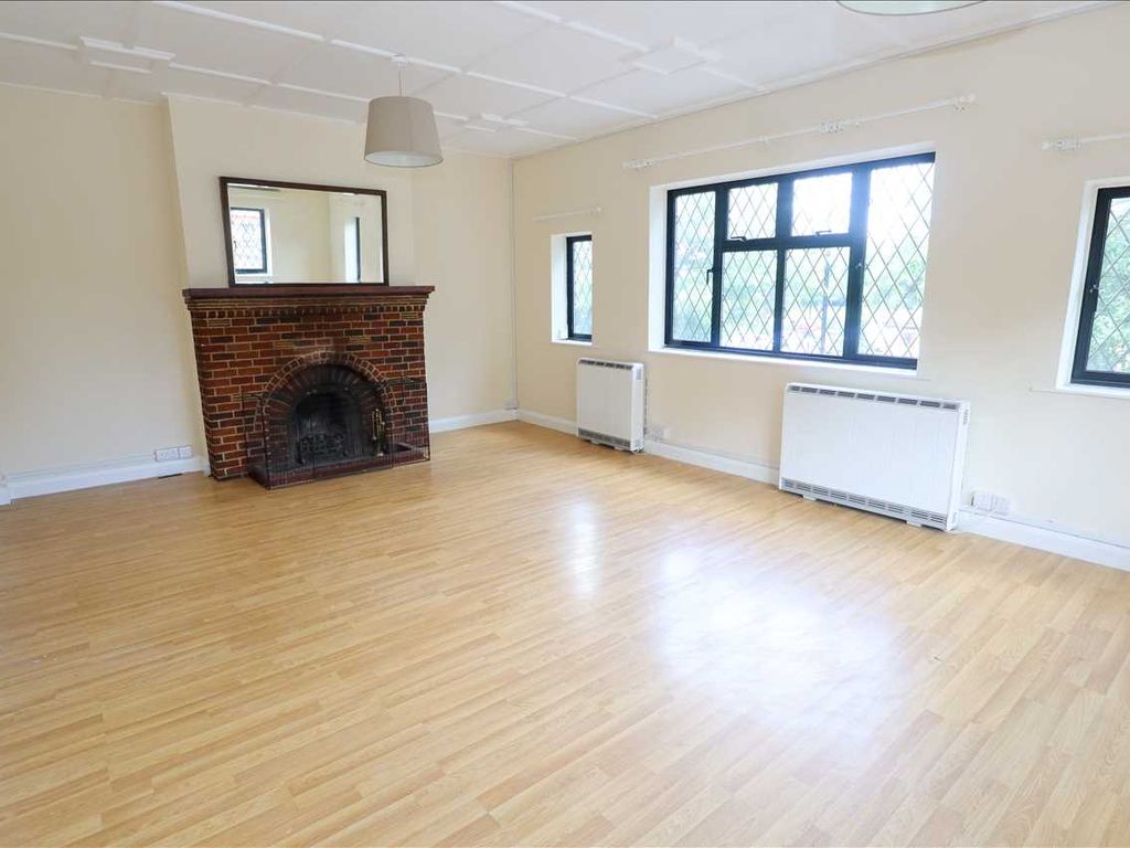 2 bed flat to rent in Coulsdon Road, Old Coulsdon, Coulsdon CR5, £1,350