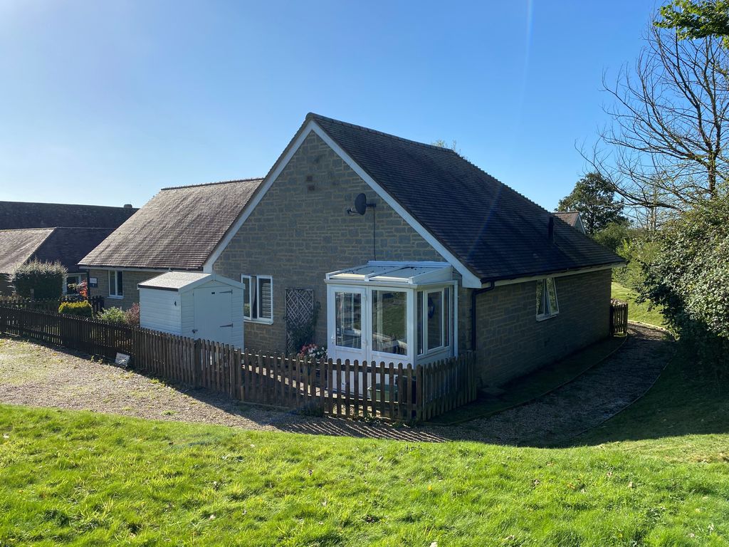 2 bed semidetached bungalow for sale in Bay Road, Gillingham SP8, £