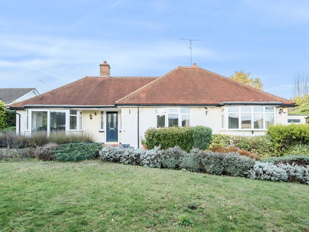 3 bed bungalow for sale in Manor Road, Aldershot, Hampshire GU11, £