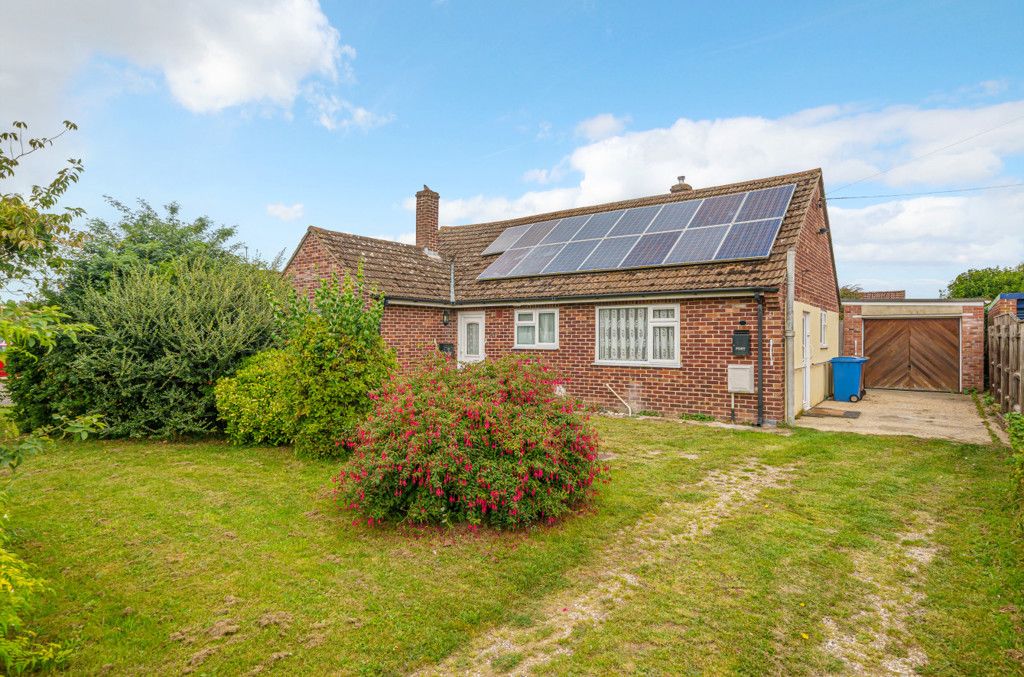 3 bed bungalow for sale in Canhams Road, Great Cornard, Sudbury CO10, £