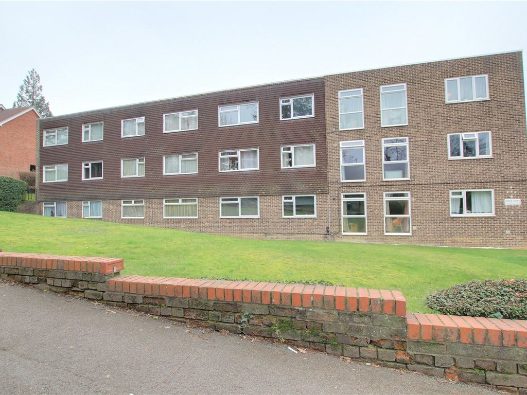 2 bed flat to rent in Baron Court, Reading RG30, £1,250 pcm Zoopla