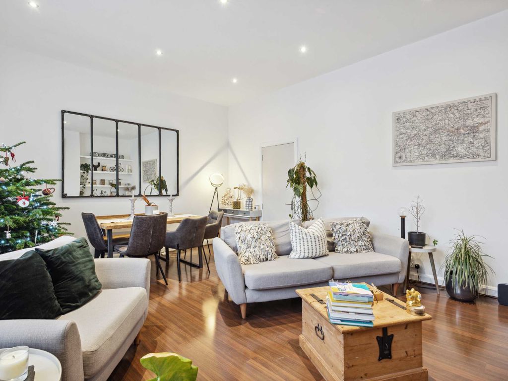 3 bed flat to rent in Balham High Road, London SW17, £3,000 pcm Zoopla