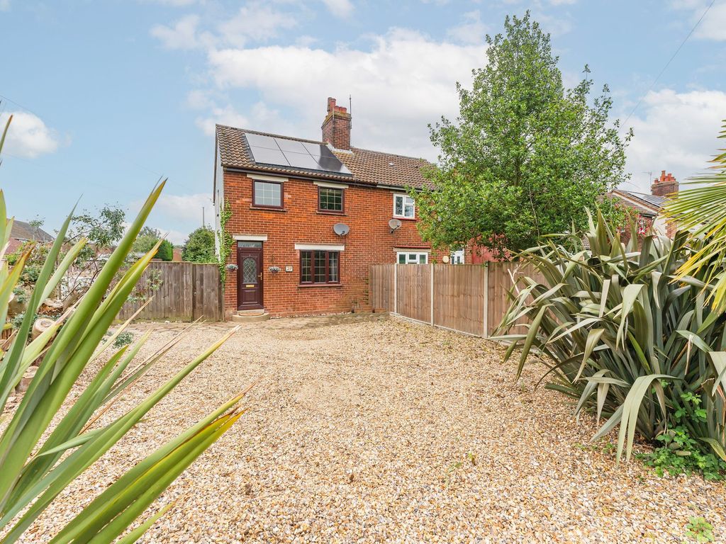 3 bed semidetached house for sale in Ingham Road, Stalham, Norwich