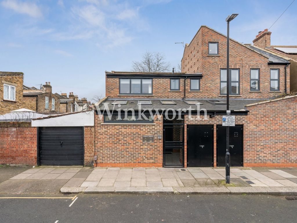 2 bed semidetached house for sale in Chalgrove Road, London N17, £