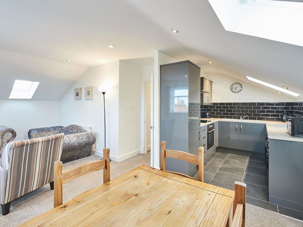 8 bed flat for sale in High Street, MarskeByTheSea, Redcar TS11, £