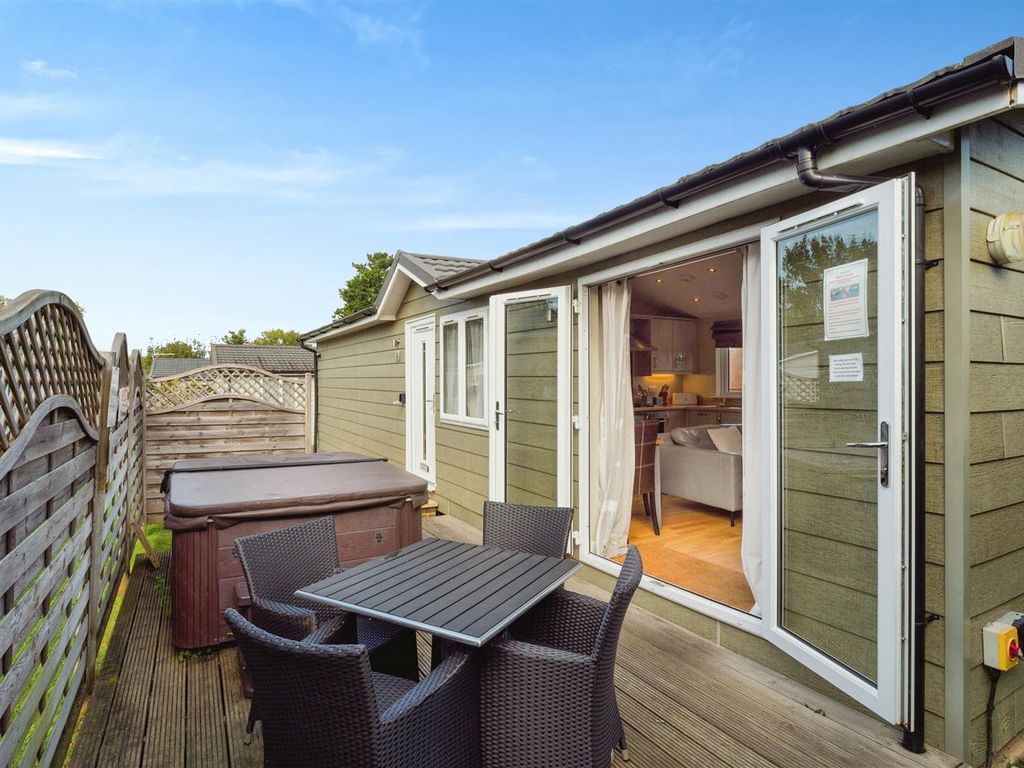 2 bed mobile/park home for sale in Golden Cross, Hailsham BN27, £