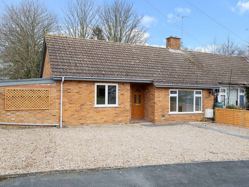 2 bed semidetached bungalow for sale in Hathaway Close, South
