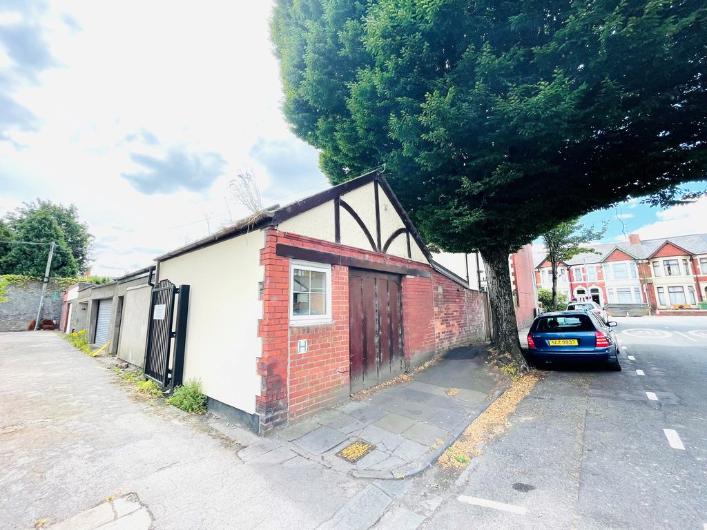 1 bed to rent in Summerfield Avenue, Heath, Cardiff CF14