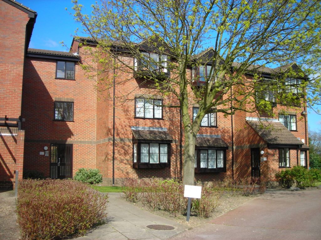 2 bed flat to rent in Gladbeck Way, Enfield EN2 Zoopla