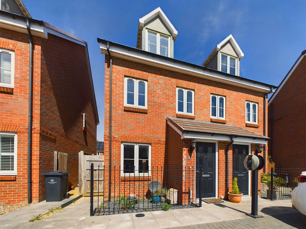 3 bed semidetached house for sale in Daffodil Road, Worthing BN13, £