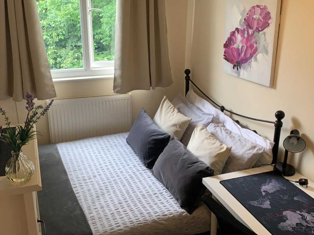 Room to rent in Room 4, 1 Windsor Close, Onslow Village, Guildford GU2