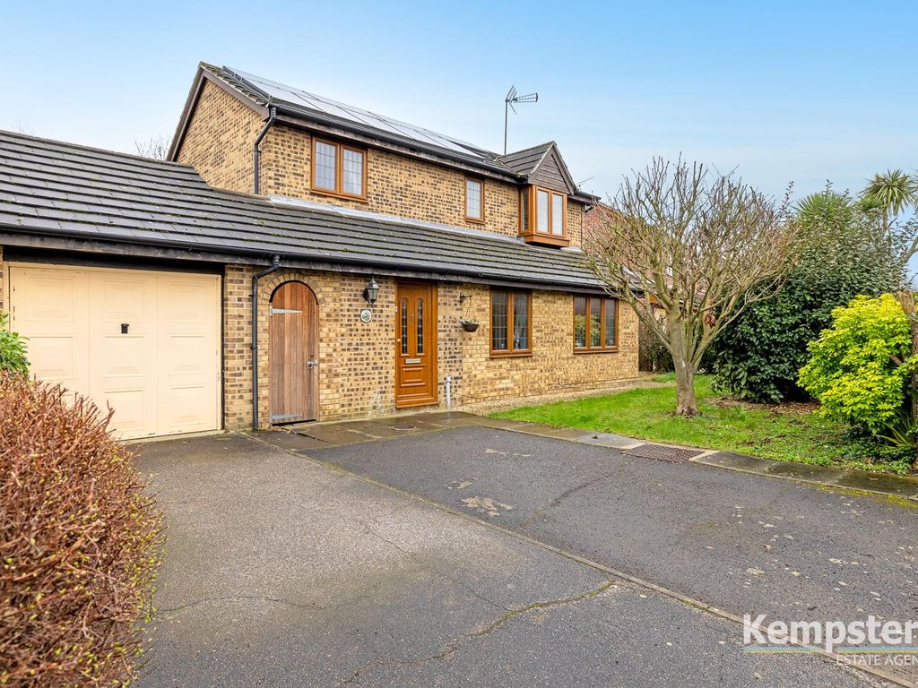 4 bed detached house for sale in Bankfoot, Badgers Dene, Grays RM17, £