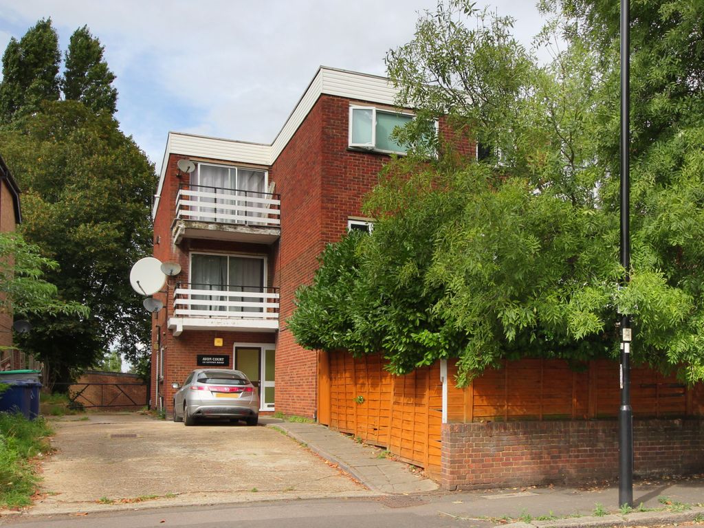 3 bed flat to rent in Lynton Road, London W3, £3,000 pcm Zoopla