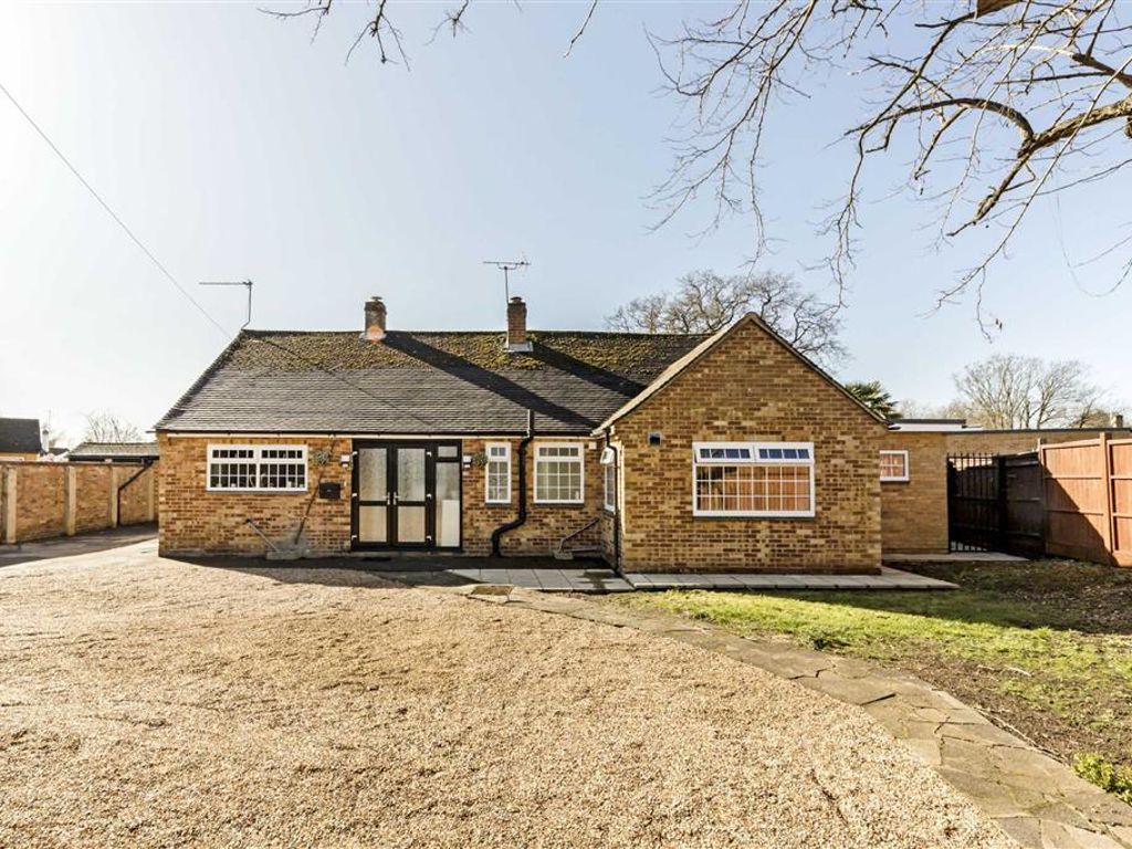3 bed bungalow for sale in Park Avenue, Wraysbury, Staines TW19, £
