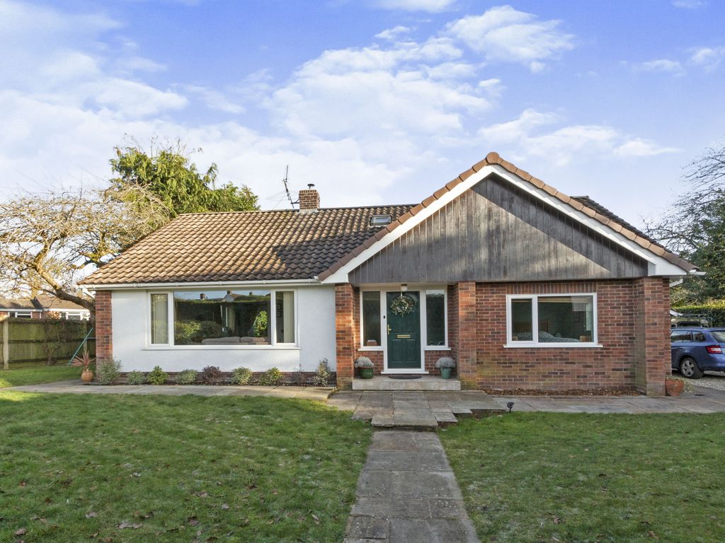 4 bed bungalow for sale in The Glen, Pamber Heath, Tadley, Hampshire