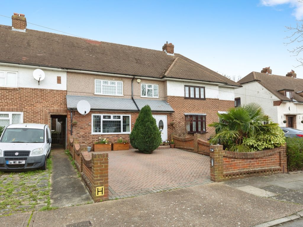 3 bed terraced house for sale in Byron Way, Romford RM3, £500,000 Zoopla