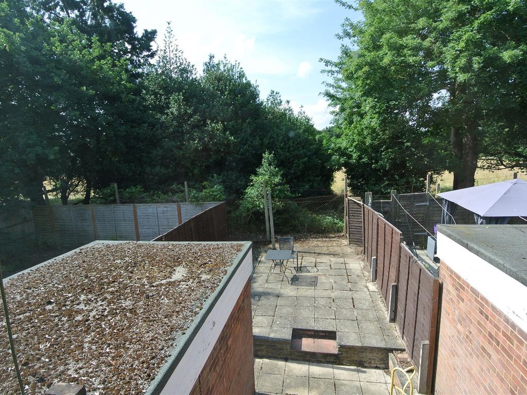 4 bed terraced house to rent in Cherrywood Avenue, Englefield Green