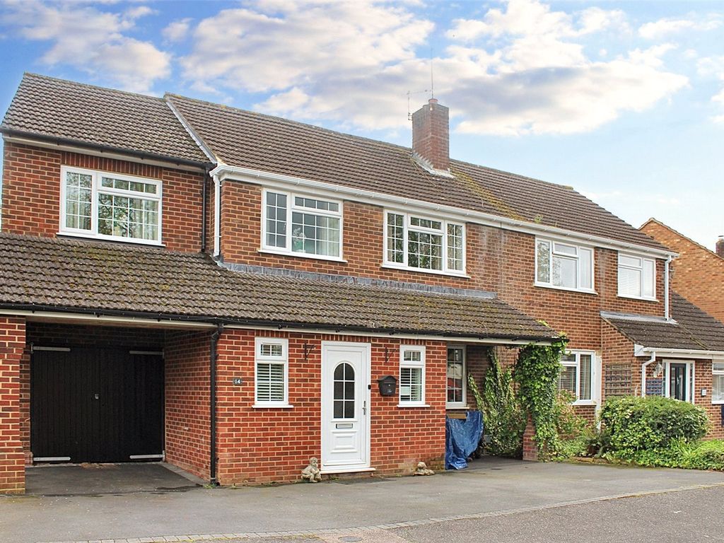 4 bed semidetached house for sale in Cheyne Way, Farnborough