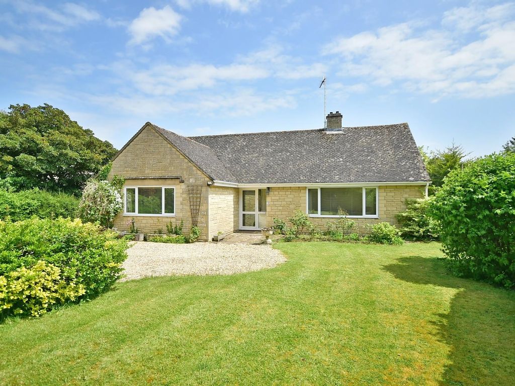 3 bed detached bungalow for sale in Cinder Lane, Fairford GL7, £650,000