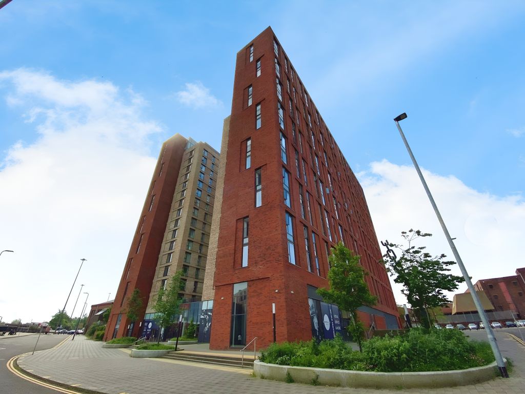 2 bed flat to rent in Wharf End, Trafford Park, Manchester M17, £1,500