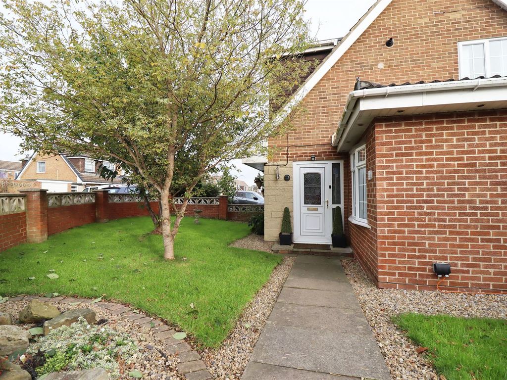 3 bed semidetached house for sale in Kirkwall Close, Fairfield