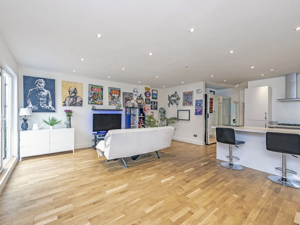 2 bed flat for sale in Broadway Court, The Broadway, London SW19, £
