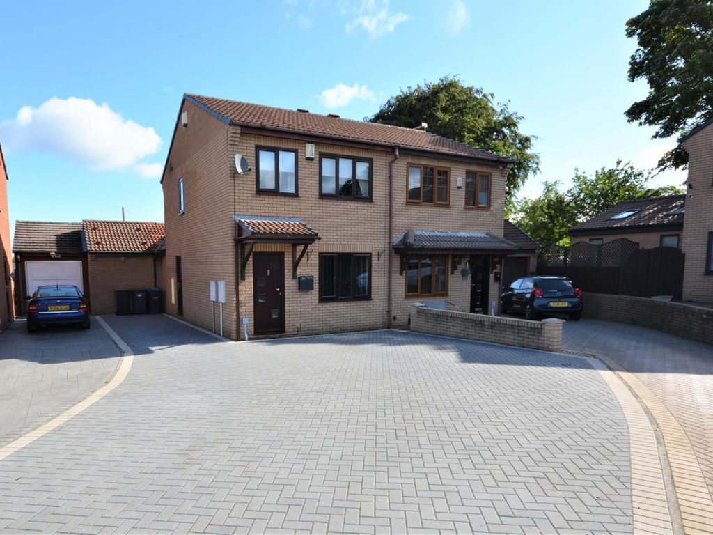 4 bed semidetached house for sale in Lilac Way, Toft Hill,