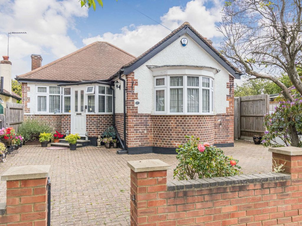 3 bed bungalow for sale in Woodford Crescent, Pinner HA5 Zoopla
