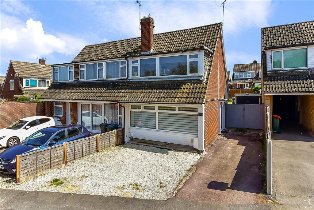 3 bed semidetached house for sale in Aragon Close, Ashford, Kent TN23